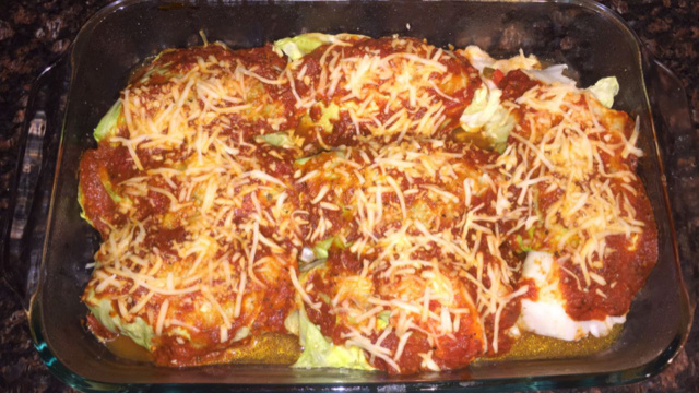 Porções de repolho recheado light com molho de tomate e queijo ralado por cima (Créditos: TudoGostoso/Vinicius Carneiro)