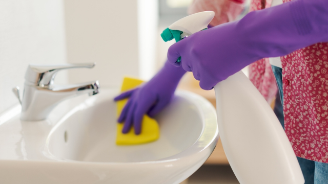 Com quantos anos você descobriu que não pode usar água sanitária em lugares fechados?
