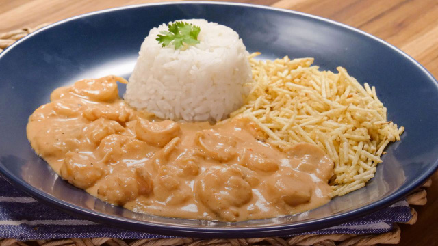 Strogonoff de camarão com arroz branco e batata palha (Créditos: TudoGostoso)