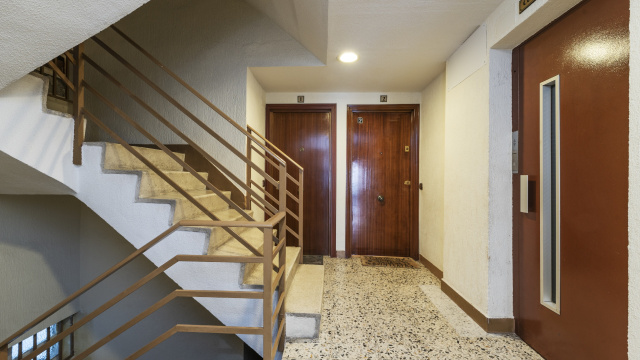 Eles queriam um elevador em um prédio antigo e não havia espaço: a solução do tribunal foi ocupar parte de uma residência