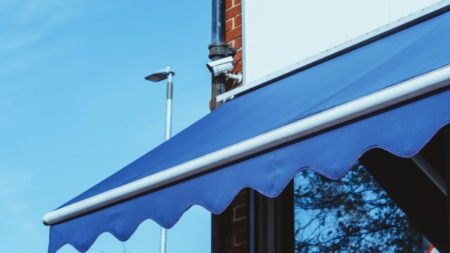 Investir em um toldo e se preparar para o verão pode representar muita economia (Créditos: Pexels)