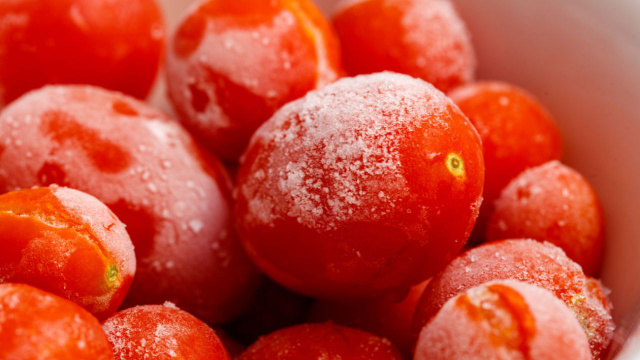 Pode congelar tomate inteiro ou prejudica o sabor e a textura do fruto? A resposta pode te surpreender!