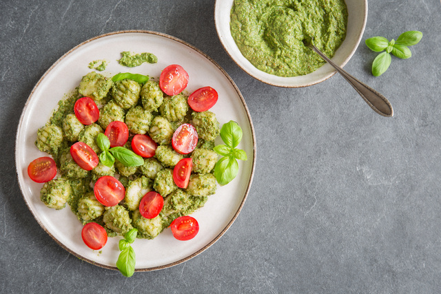Sempre faço esta receita de nhoque ao pesto quando quero preparar uma refeição gostosa sem ter muito trabalho