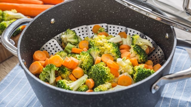 O cozimento no vapor é uma das melhores alternativas para preservar os nutrientes dos vegetais ao máximo (Créditos: Shutterstock)