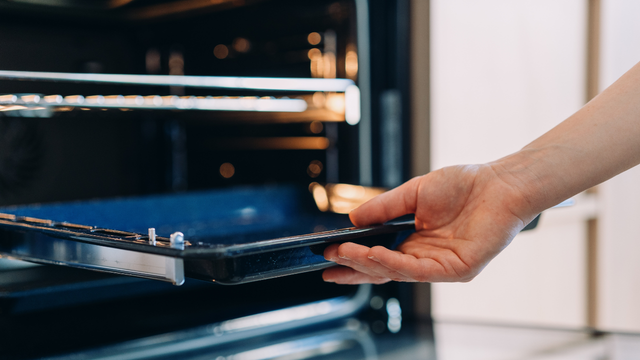 Mais versátil, ele permite cozinhar, assar, grelhar e preparar diferentes receitas em um único aparelho. (Créditos: Shutterstock)