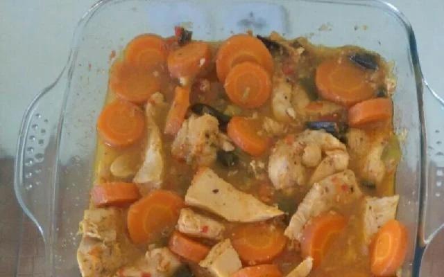 Use a panela de pressão para cozinhar o frango em minutos (Créditos: TudoGostoso/Eduardo Santos)