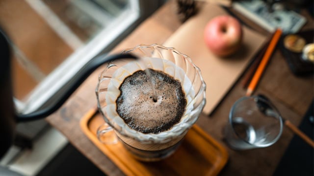 Quando o pó fica acumulado nas laterais do filtro, o café não é aproveitado da melhor maneira (Créditos: Shutterstock)