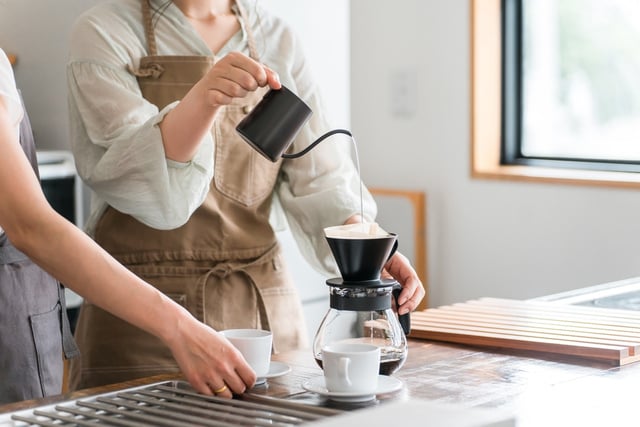 O jeito de despejar a água pode transformar seu café coado; descubra o truque que faz diferença