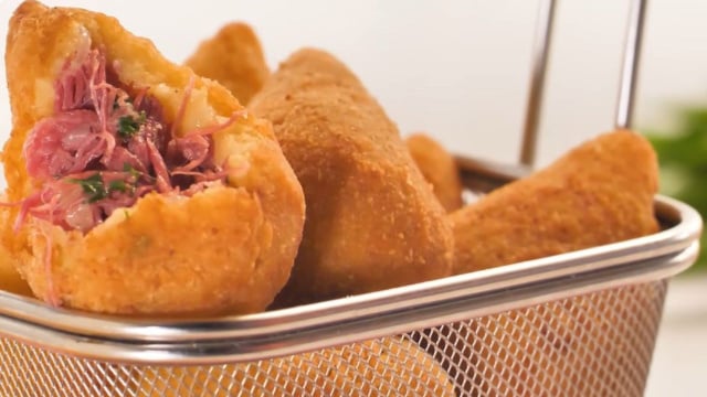 A coxinha de mandioca da Dona Maria é lendária: "Ela tinha que ganhar um prêmio por compartilhar essa receita"