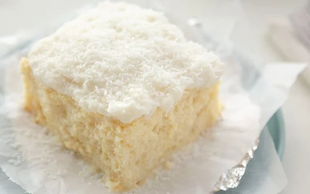 O bolo de coco tem um toque de frecor e de doce de vó (Créditos: Shutterstock)