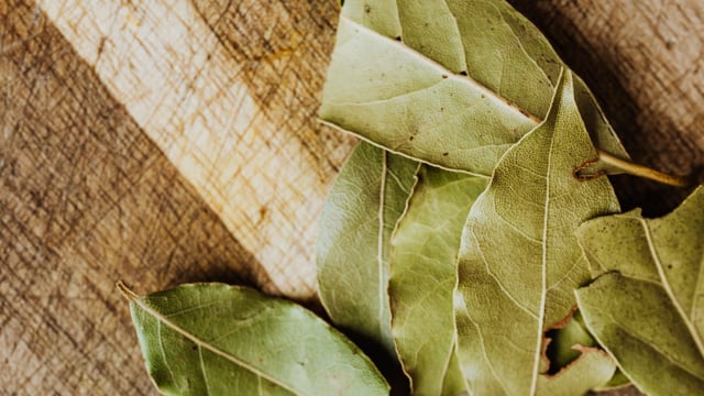 Além do uso na cozinha, as folhas de louro também funcionam em truques para a casa (Créditos: Pexels)
