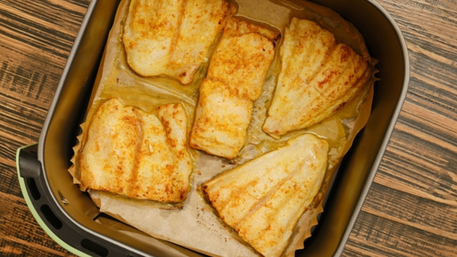 Nem tilápia, nem linguado, nem merluza: o melhor peixe branco para fazer na airfryer é outro, fica digno de restaurante