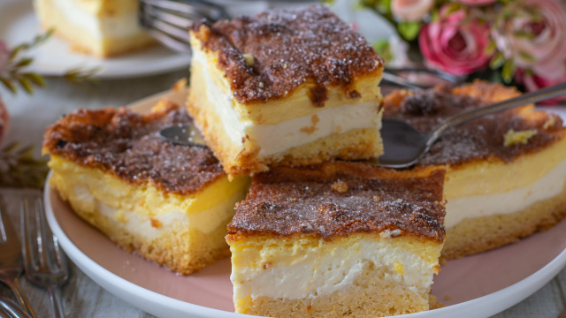 Cremoso, fácil e com três camadas deliciosas: aprenda a fazer um bolo alemão perfeito para o lanche da tarde