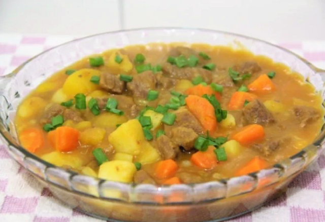 Picadinho com batatas: faça a carne render muito mais com essa receita fácil para o almoço