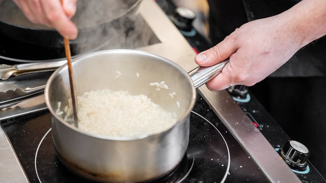 Eu fazia arroz errado a vida toda até descobrir o segredo para deixar os grãos soltinhos de verdade