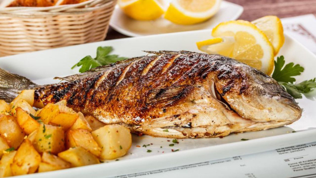 Você vai ver que esse peixe assado na brasa tem tudo a ver com churrasco! (Créditos: TudoGostoso)