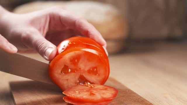 Comer tomate todos os dias: entenda os benefícios e até que ponto é recomendável comer o fruto diariamente