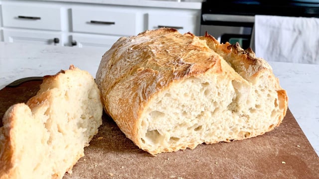Existe um lugar na cozinha que com certeza vai estragar o pão: "O pão não deve, de jeito nenhum, ser armazenado em..."