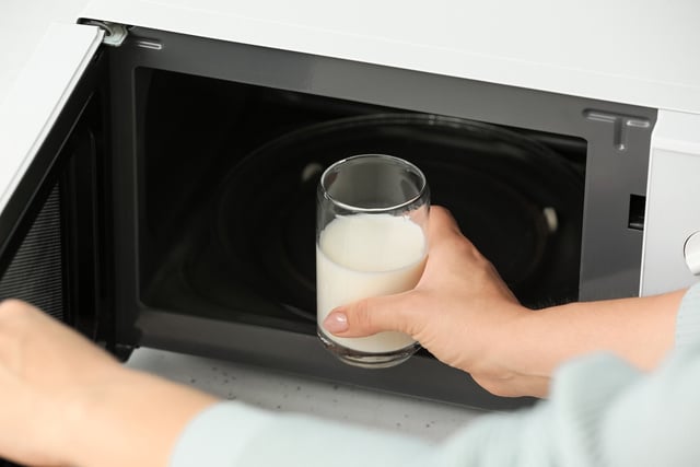 Você aquece leite no micro-ondas? Esse hábito comum pode ser mais perigoso do que parece