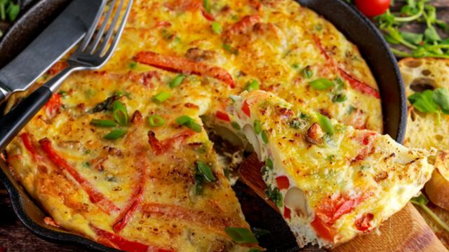 Imagine todo o sabor de uma pizza transformado em um omelete delicioso? Irresistível. (créditos: TudoGostoso)