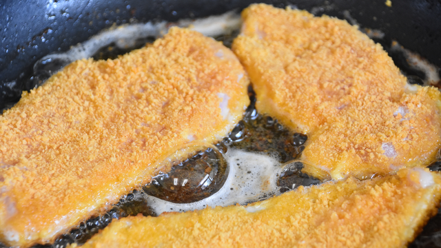 A farinha de trigo ficou pra trás na hora de fritar bifes: um único ingrediente garante uma crosta crocante e você descobre no TudoGostoso
