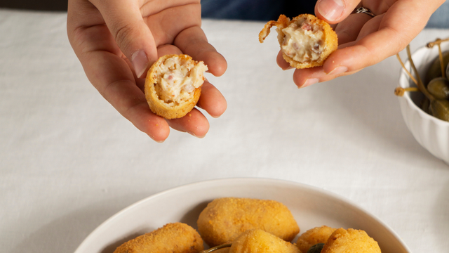 Gelatina sem sabor ajuda o bechamel a ganhar estrutura e facilita na hora de modelar os croquetes. (créditos: Shutterstock)