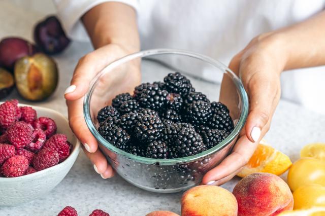 Veja por que mulheres na menopausa devem comer amora (e beber o chá com as folhas da fruta), segundo essa nutricionista