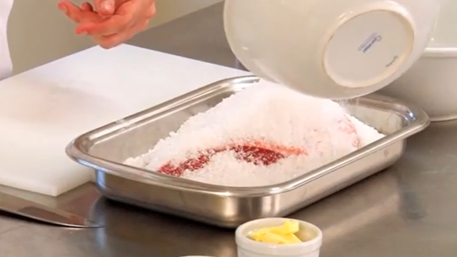 Sal grosso ajuda a selar a picanha, protegendo os sucos internos. (créditos: reprodução: Youtube TudoGostoso) 