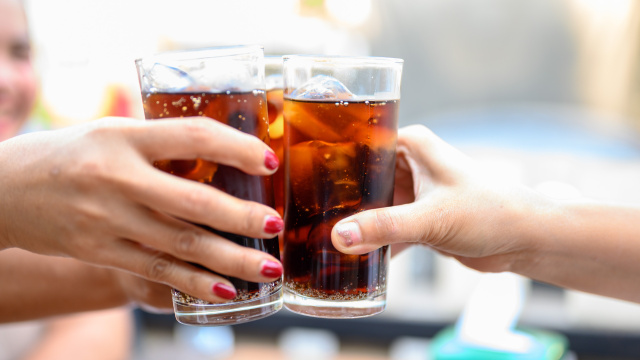 Poucas pessoas sabem, mas essas 5 bebidas comuns podem causar azia, inchaço e gases