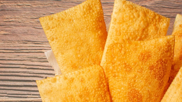 Dá para fazer massa de pastel de feira com apenas 3 ingredientes que você já tem em casa, é muito simples!