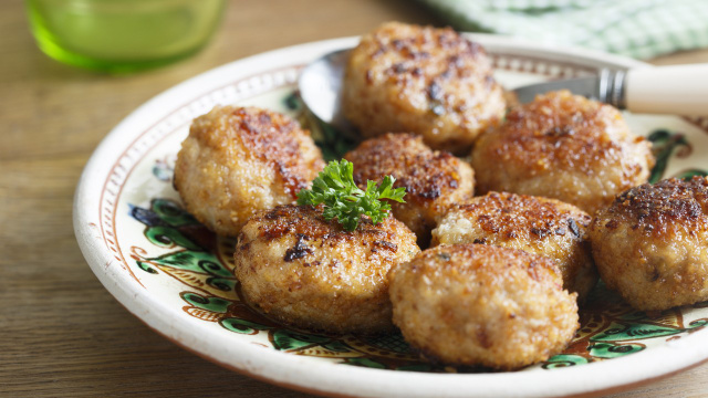 Experimentei essas almôndegas de ricota e atum: poucas etapas, poucos ingredientes e um prato principal irresistível