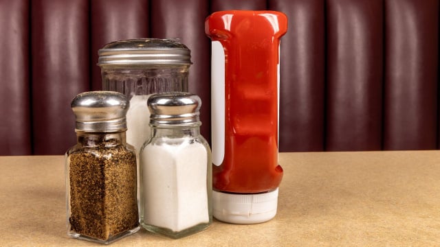 Se as lanchonetes deixam o ketchup fora da geladeira, por que a gente guarda dentro? Descobri o jeito certo de armazenar o molho