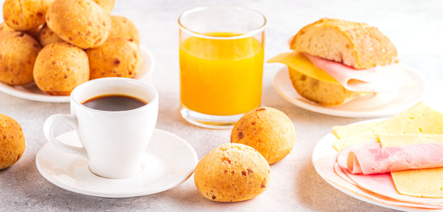 Não há quem resista a um café da manhã com um cafézinho, bolo e pão de queijo. (créditos: Shutterstock)