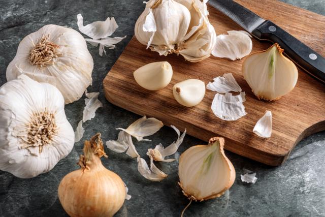 Aprenda a fazer um tempero incrível e antioxidante aproveitando cascas de alho e cebola