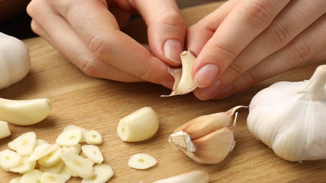 Pequenos cuidados fazem o alho durar muito mais na cozinha. (Foto: Shutterstock)