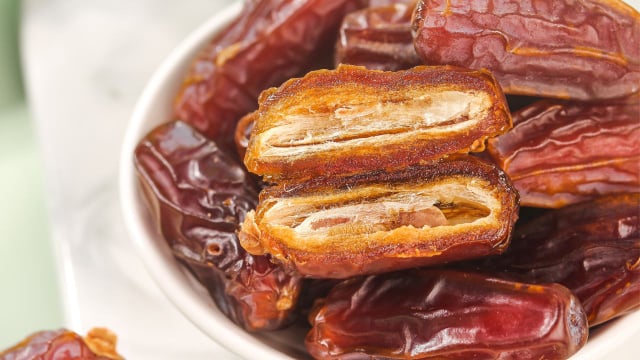 Se você não abre as tâmaras antes de comer, cuidado: risco "escondido" pode colocar sua saúde em risco