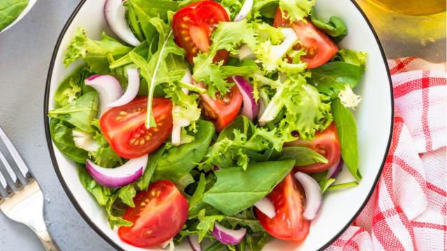 Essa salada simples é fresca e cheia de sabor. (Créditos: TudoGostoso)