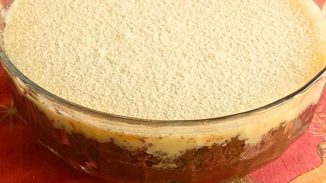 Nem pavê, nem pudim: a sobremesa de Páscoa da minha família é esse bolo de travessa de brigadeiro e leite Ninho