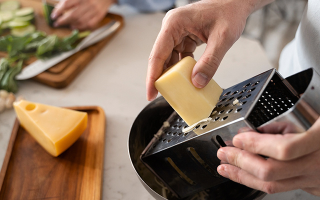 Todo mundo faz errado e só os italianos fazem certo: como ralar queijo sem se machucar e sem sujar toda a bancada