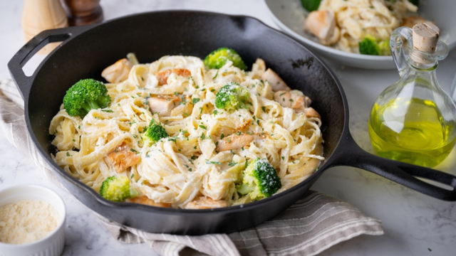 Surpreenda no Dia das Mães com esse macarrão cremoso de frango com brócolis: é delicioso e fica pronto rapidinho!