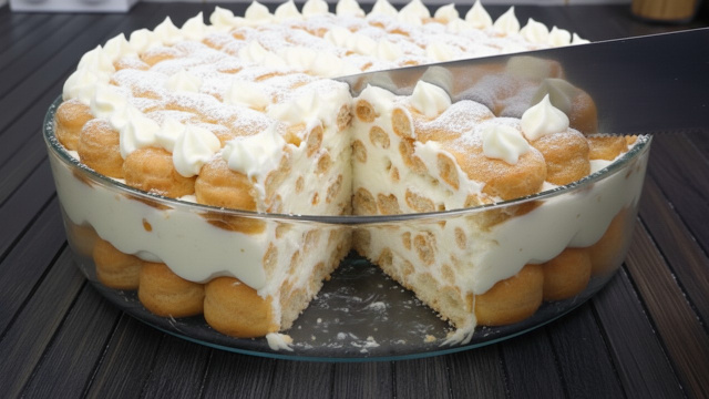 Nem bolo, nem pudim: agora só faço essa torta com camadas crocantes, chocolate branco e muito creme