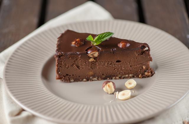 Como fazer uma torta cremosa de chocolate SEM FARINHA e com apenas 3 ingredientes: receita viral da semana dá certo!