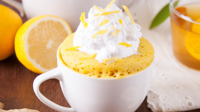 O melhor bolo de limão na caneca fica pronto em menos de 5 minutos (sem glúten e sem açúcar!)