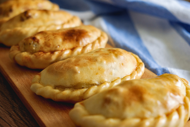 Empanada com massa de pastel: um preparo mais PRÁTICO e FÁCIL que conserva o sabor tradicional