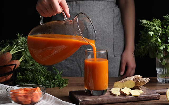 Suco de cenoura com gengibre: por que você precisa incluir essa bebida na sua rotina durante o inverno