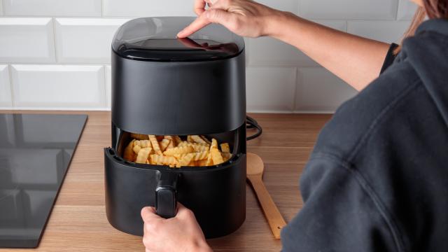 Comprei uma air fryer há 2 meses. Gostaria que alguém tivesse me dito para não colocar esse papel nela antes