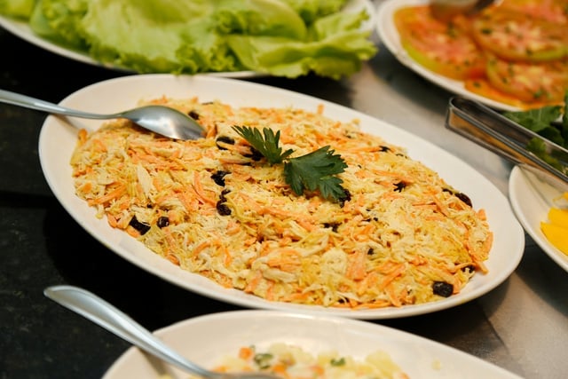 Eu achava que o meu salpicão de frango era o melhor do mundo até aprender a fazer essa receita com molho extracremoso; já salva para a ceia de Natal