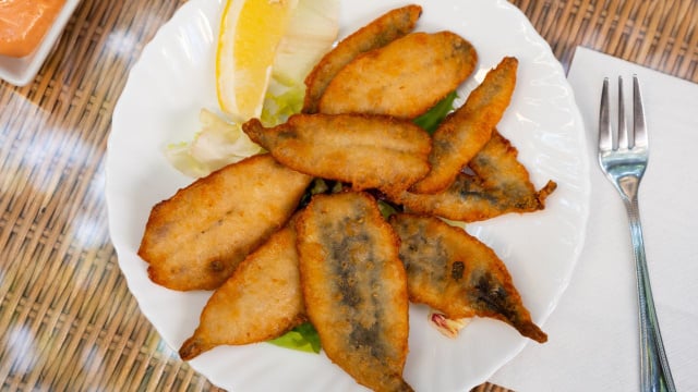 Massa é feita com farinha de trigo, ovos, água com gás e temperos (Créditos: Shutterstock)