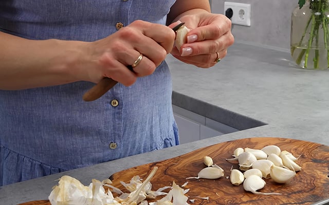 Com quantos anos você descobriu que dá para descascar alho em segundos com um truque simples?