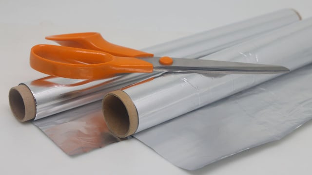 Reaproveite o papel-alumínio usado para afiar as tesouras de casa (Créditos: Shutterstock) 